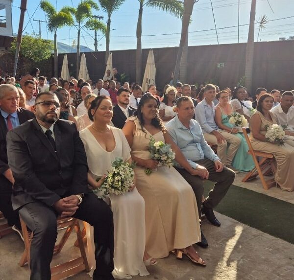 Casamento comunitário oficializa união de 20 casais em Leopoldina