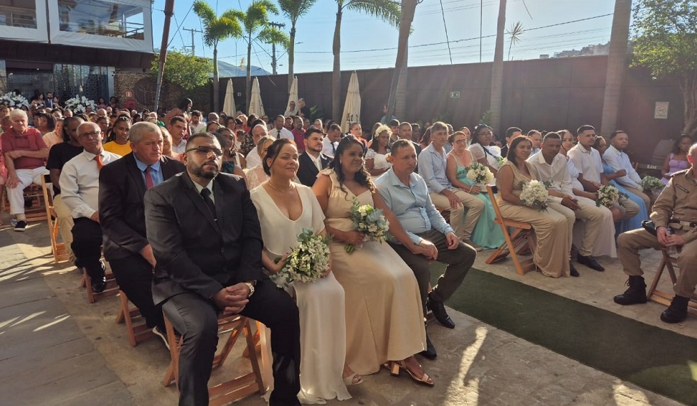 Casamento comunitário oficializa união de 20 casais em Leopoldina