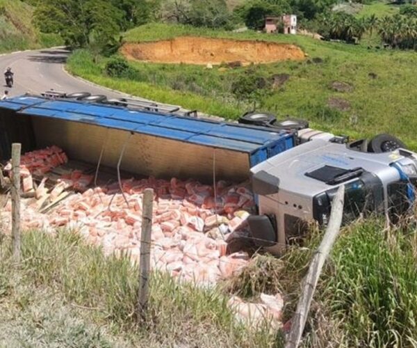 Carreta carregada com ração tomba na BR-356 em Muriaé
