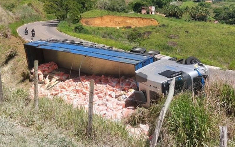 Carreta carregada com ração tomba na BR-356 em Muriaé