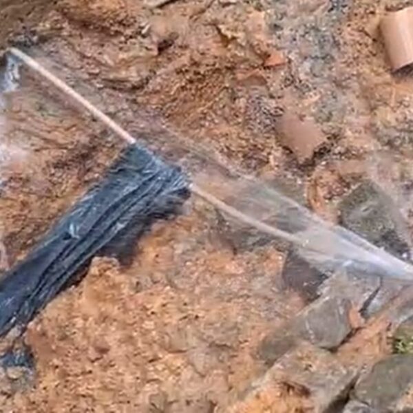 Vazamento de água preocupa moradores na Vila Etelvina de Freitas Ramos em Leopoldina