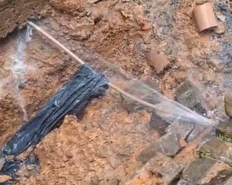 Vazamento de água preocupa moradores na Vila Etelvina de Freitas Ramos em Leopoldina