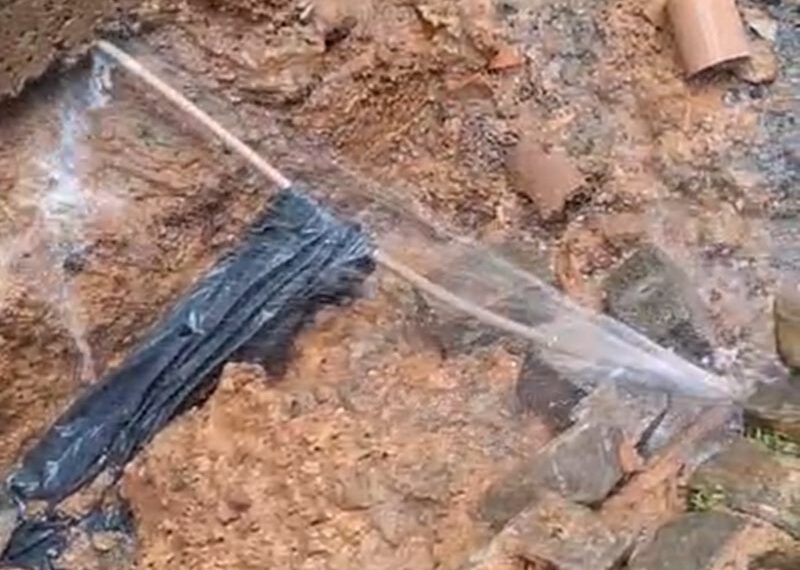Vazamento de água preocupa moradores na Vila Etelvina de Freitas Ramos em Leopoldina