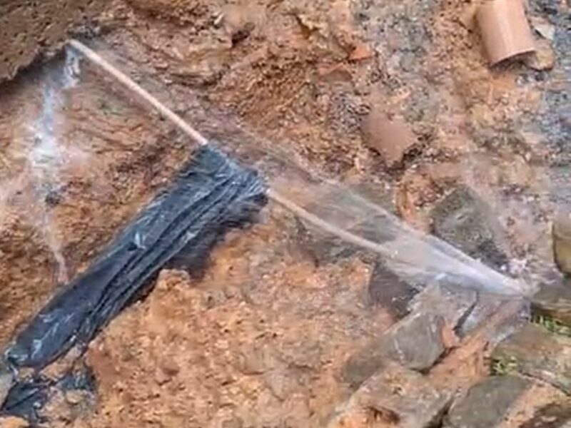 Vazamento de água preocupa moradores na Vila Etelvina de Freitas Ramos em Leopoldina