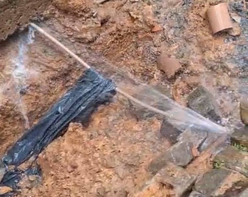 Vazamento de água preocupa moradores na Vila Etelvina de Freitas Ramos em Leopoldina