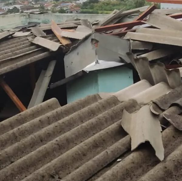 Prefeitura de Leopoldina identifica quase 200 casas destelhadas após temporal com granizo e ventos fortes