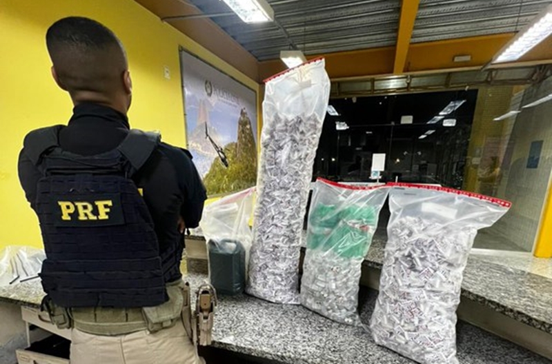 Homem é preso pela PRF transportando 4.300 pinos de cocaína para Leopoldina