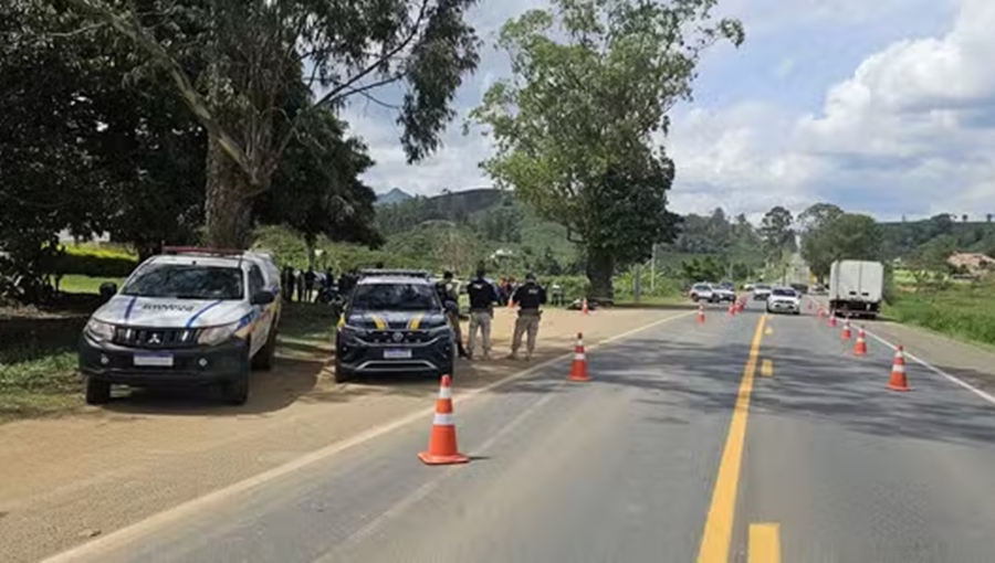 Avô é morto a tiros e neto fica ferido enquanto passavam de moto na BR-116