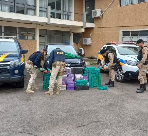 Motorista é preso com mais de 320 kg de maconha dentro de carro na BR-267 em JF