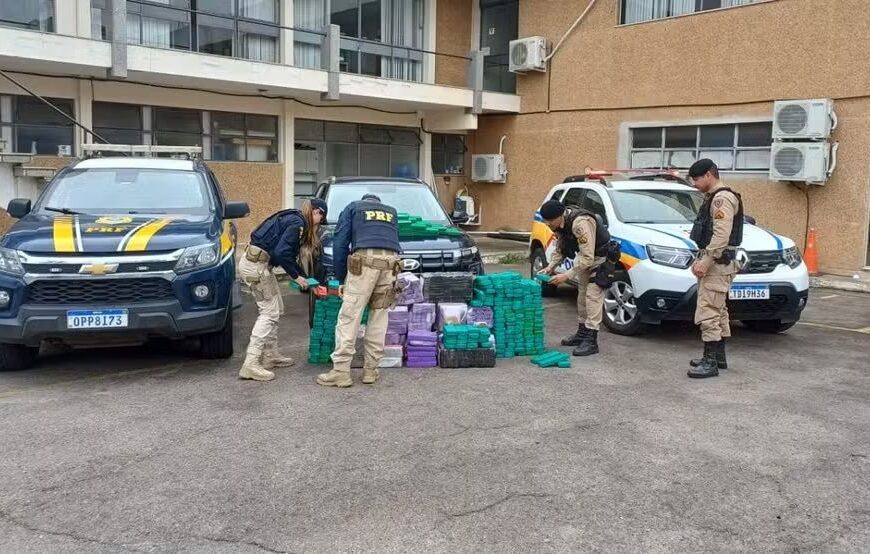 Motorista é preso com mais de 320 kg de maconha dentro de carro na BR-267 em JF