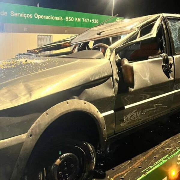 Carro com idosos e crianças capota na BR-116 após colidir com guincho em Leopoldina