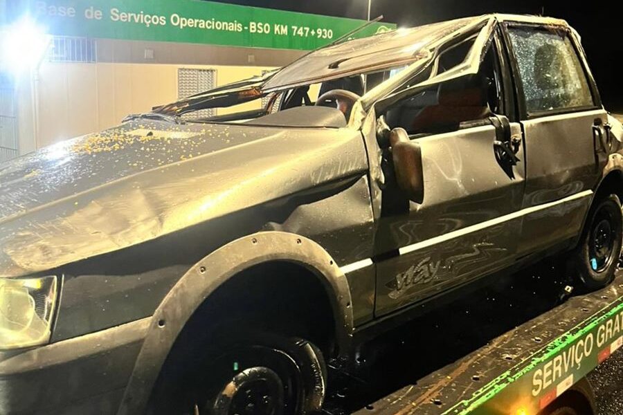 Carro com idosos e crianças capota na BR-116 após colidir com guincho em Leopoldina