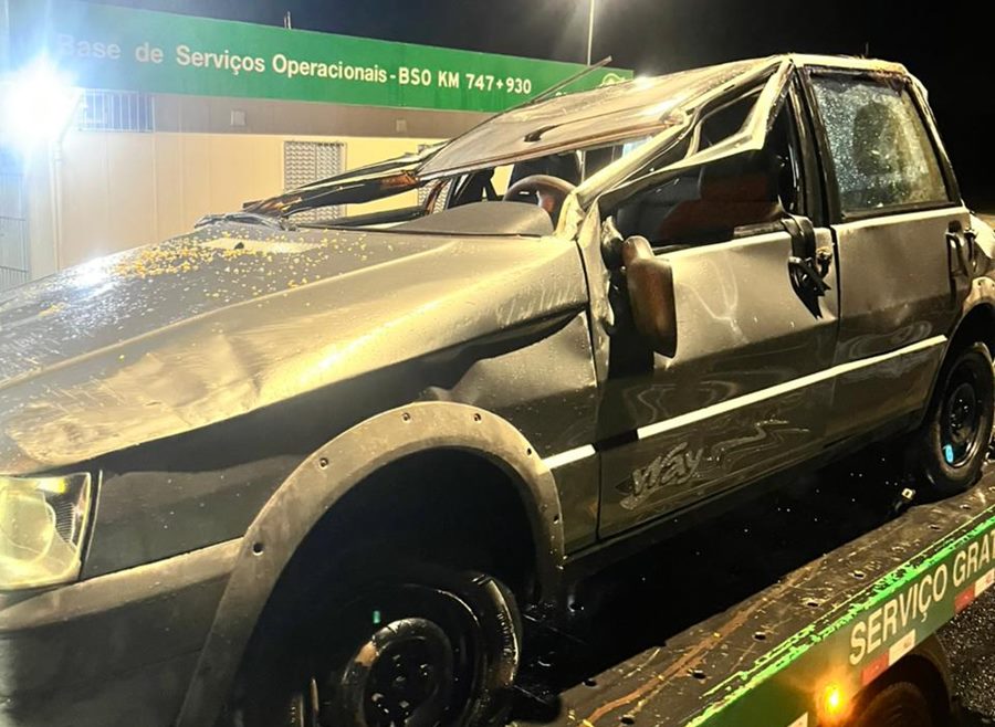 Carro com idosos e crianças capota na BR-116 após colidir com guincho em Leopoldina