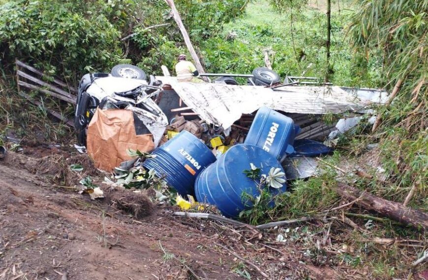 Caminhão tomba na MG-353 e deixa uma vítima fatal em Coronel Pacheco