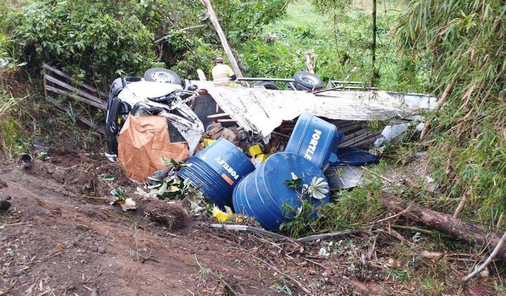 Caminhão tomba na MG-353 e deixa uma vítima fatal em Coronel Pacheco