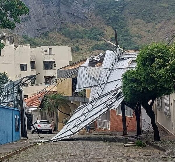 Tempestade com granizo e ventos fortes causa destelhamentos em Leopoldina e cidades da região