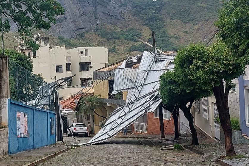 Tempestade com granizo e ventos fortes causa destelhamentos em Leopoldina e cidades da região