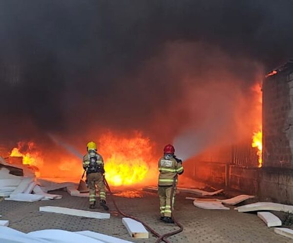 Incêndio de grandes proporções destrói fábrica em Ubá e deixa feridos