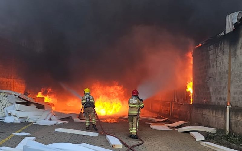 Incêndio de grandes proporções destrói fábrica em Ubá e deixa feridos