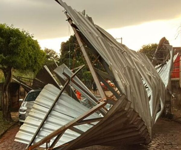 Novo levantamento aponta 255 casas destelhadas após fortes chuvas em Leopoldina