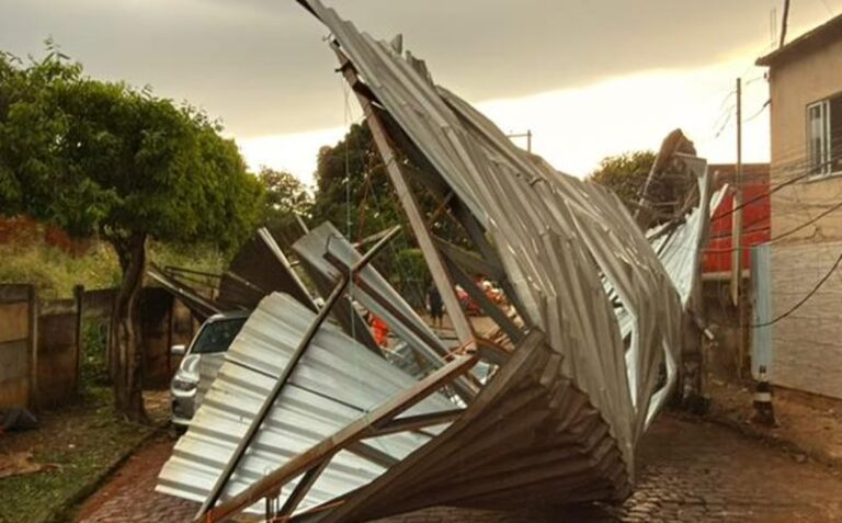 Novo levantamento aponta 255 casas destelhadas após fortes chuvas em Leopoldina