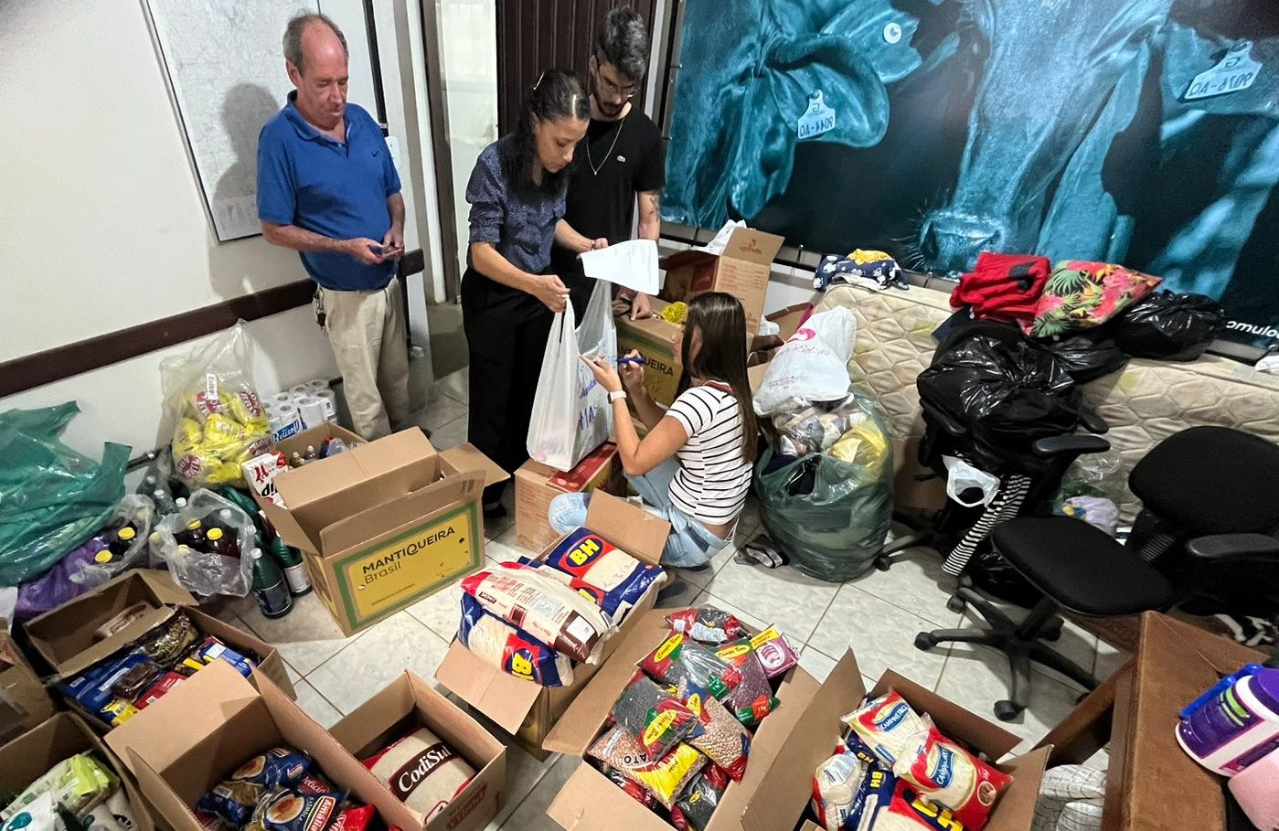 Prefeitura inicia entrega de doações a famílias atingidas pelas chuvas em Leopoldina