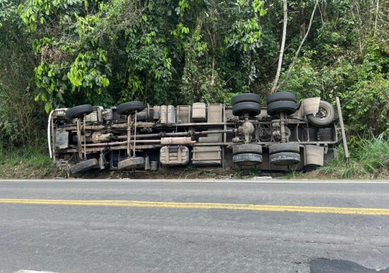 Motorista sai ileso após caminhão carregado com pedras tombar na BR-267, em Argirita