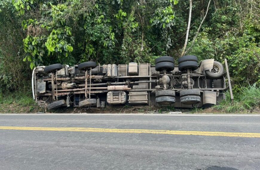 Motorista sai ileso após caminhão carregado com pedras tombar na BR-267, em Argirita