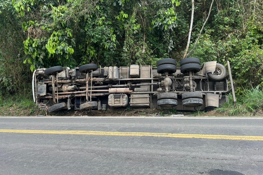 Motorista sai ileso após caminhão carregado com pedras tombar na BR-267, em Argirita