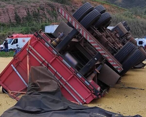 Carreta carregada com milho tomba no trevo da MGC-120 com MG-447 em Cataguases