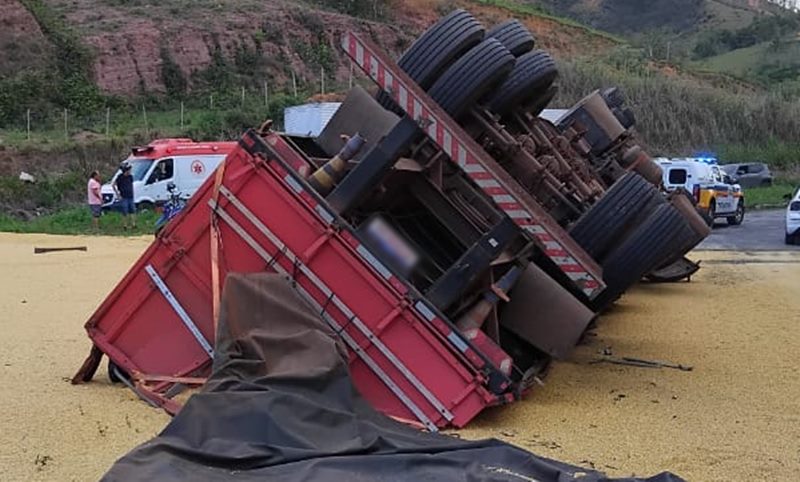 Carreta carregada com milho tomba no trevo da MGC-120 com MG-447 em Cataguases