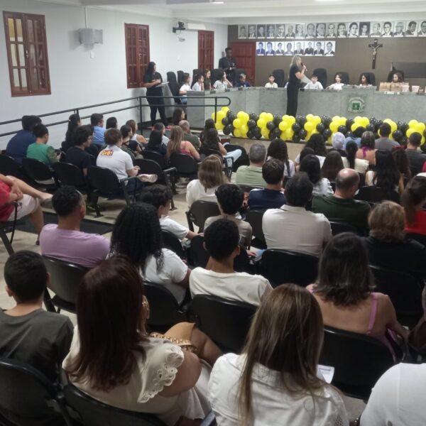 Gr8! realiza Spelling Bee e lota auditório da Câmara Municipal de Leopoldina