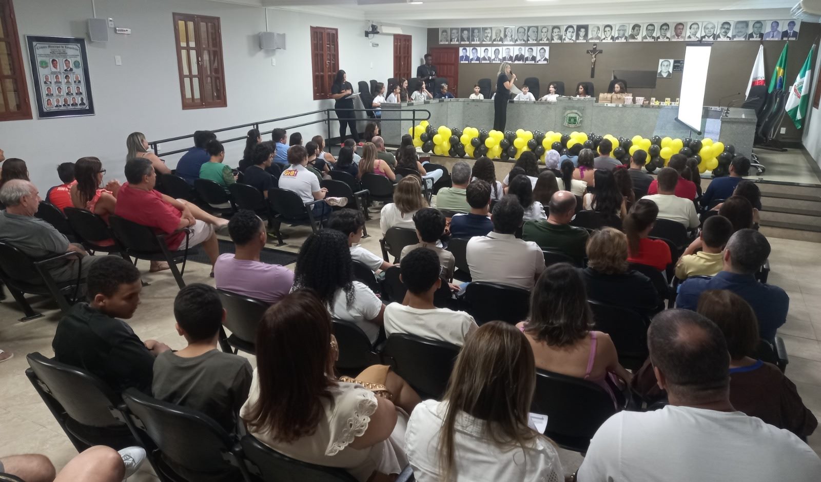 Gr8! realiza Spelling Bee e lota auditório da Câmara Municipal de Leopoldina