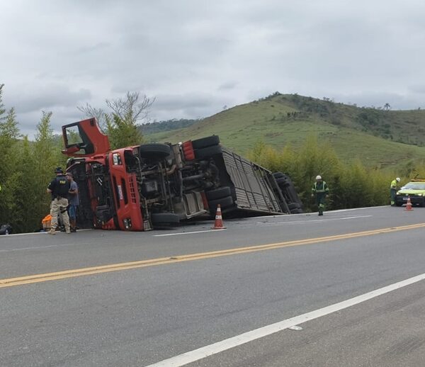 Carreta cegonha carregada com veículos da Volkswagen tomba na BR-116, em Leopoldina
