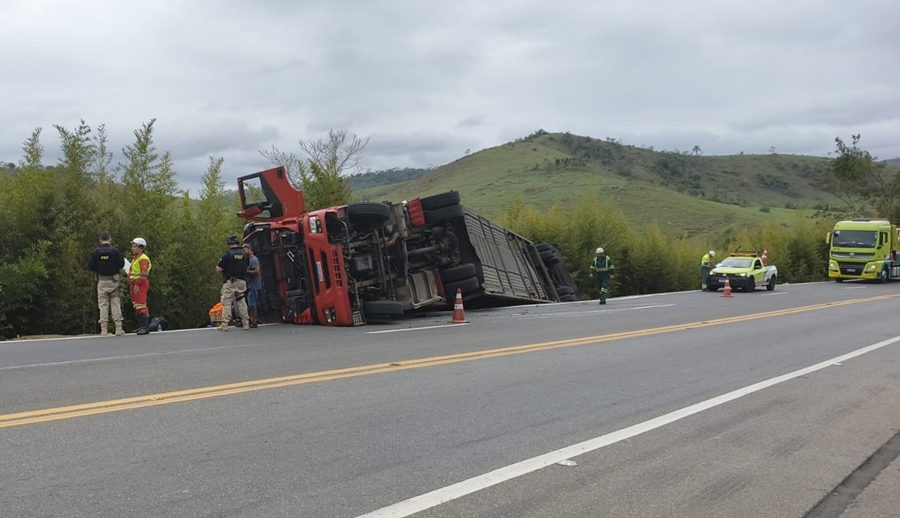 Carreta cegonha carregada com veículos da Volkswagen tomba na BR-116, em Leopoldina