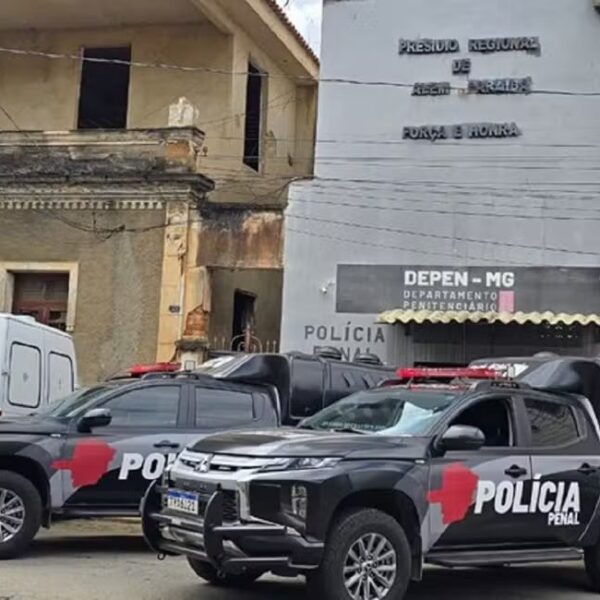 Policiais penais são presos suspeitos de vender atestados para reduzir penas de detentos em Além Paraíba