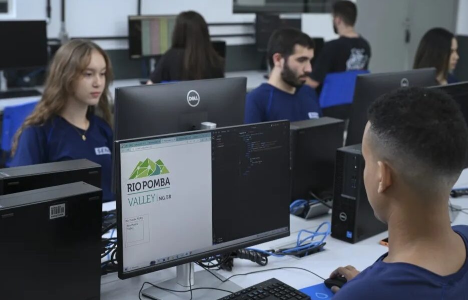 Educação digital transforma vida de 150 jovens da região