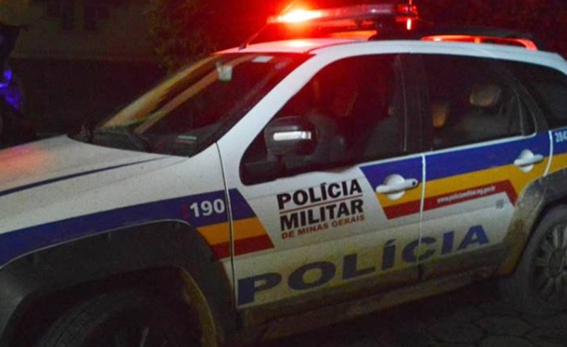 Homem que escondia droga para venda em terreno baldio acaba preso pela PM em Leopoldina