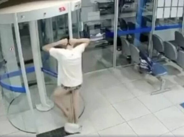 Homem invade agência em Carangola, fica preso em porta giratória e é detido pela PM