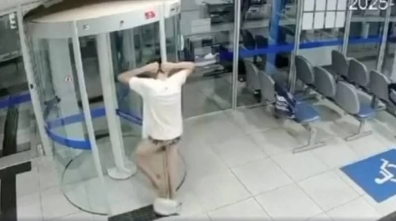 Homem invade agência em Carangola, fica preso em porta giratória e é detido pela PM