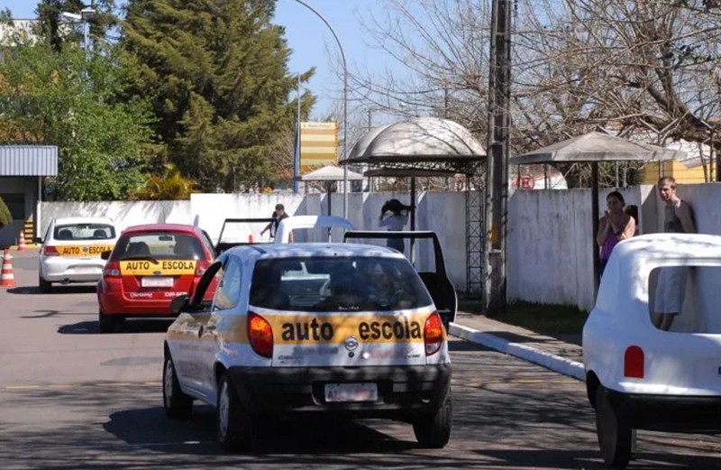 Contran aprova resolução que retira exigência de autoescola para CNH