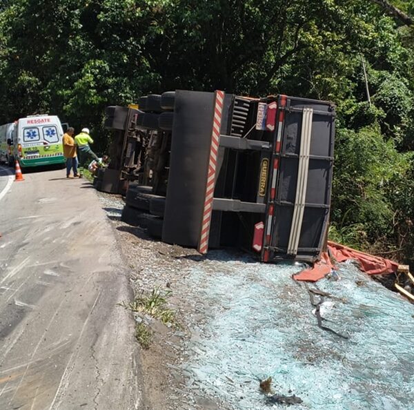 Carreta carregada com 27 toneladas de vidro tomba na BR-116 em Leopoldina