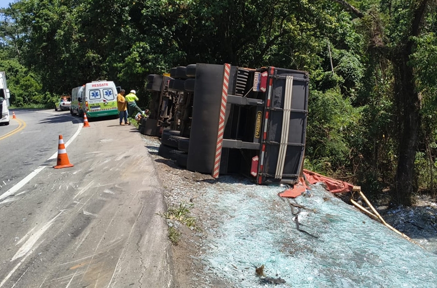 Carreta carregada com 27 toneladas de vidro tomba na BR-116 em Leopoldina