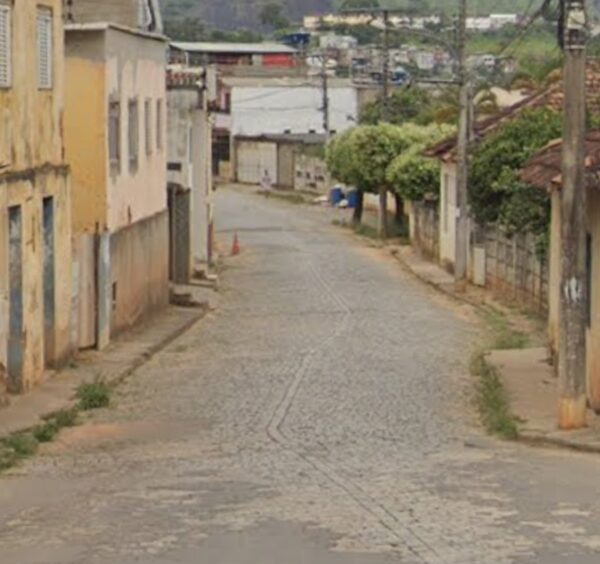 Mulher é presa pela PM após tentar roubar celular de pedestre em Leopoldina