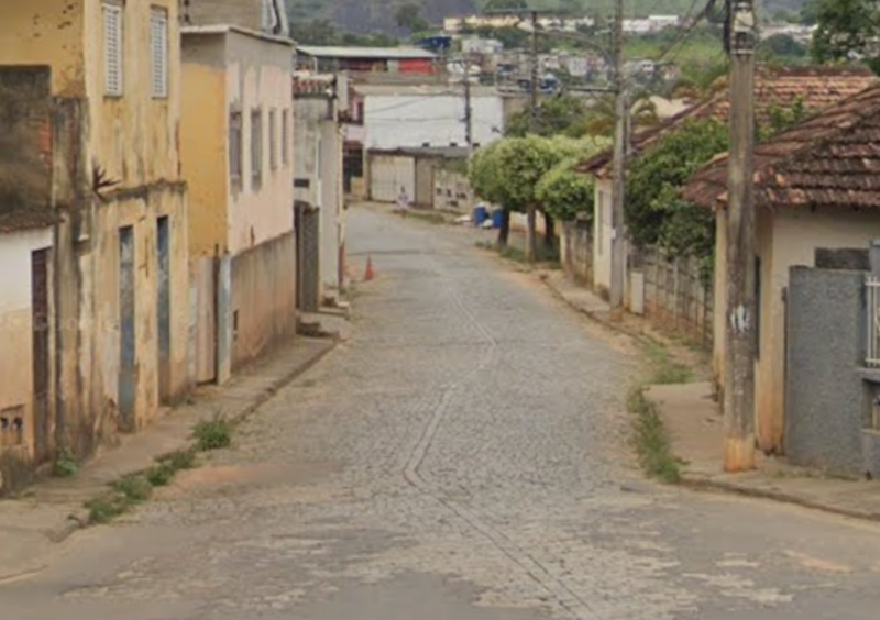 Mulher é presa pela PM após tentar roubar celular de pedestre em Leopoldina