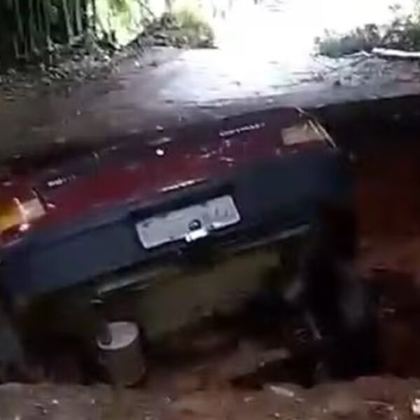 Carro cai em cratera após temporal levar ponte em Visconde do Rio Branco