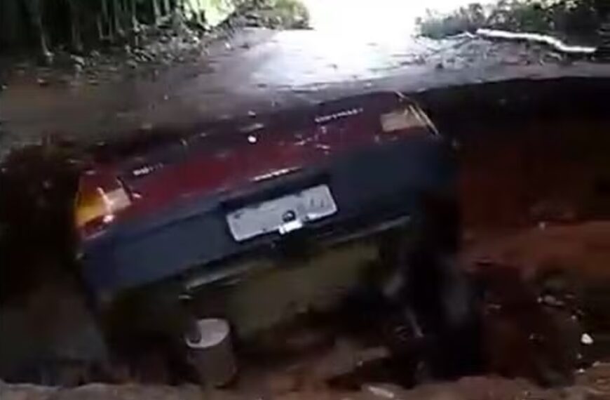 Carro cai em cratera após temporal levar ponte em Visconde do Rio Branco