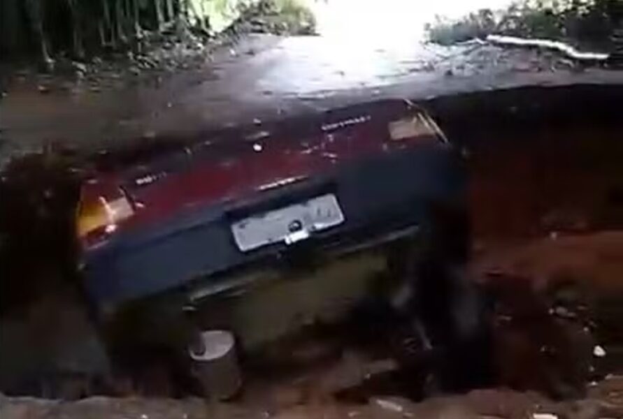 Carro cai em cratera após temporal levar ponte em Visconde do Rio Branco