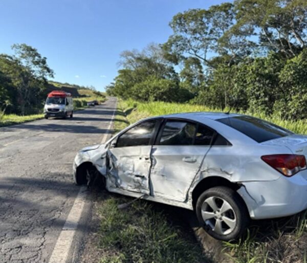 Colisão entre carros deixa mulher ferida na BR-267 entre Tebas e Argirita
