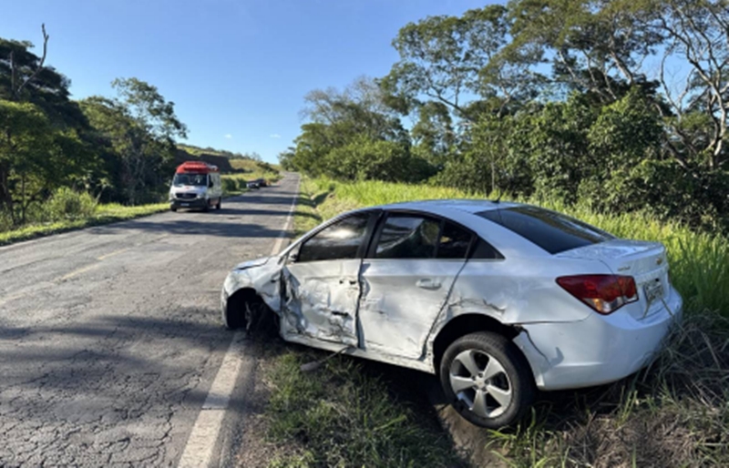 Colisão entre carros deixa mulher ferida na BR-267 entre Tebas e Argirita
